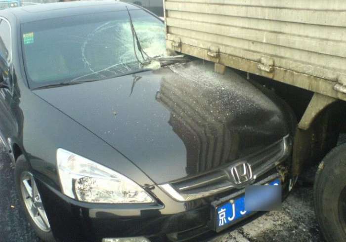 高速路突遇前車急停或急剎車咋辦? 搞懂這兩點, 保住小命!
