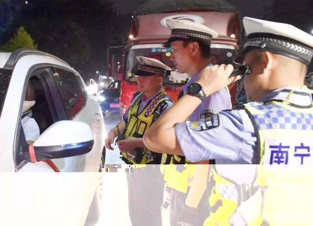 喝完一瓶啤酒過多久才能開車？交警：過了這個點，查不出一點酒精