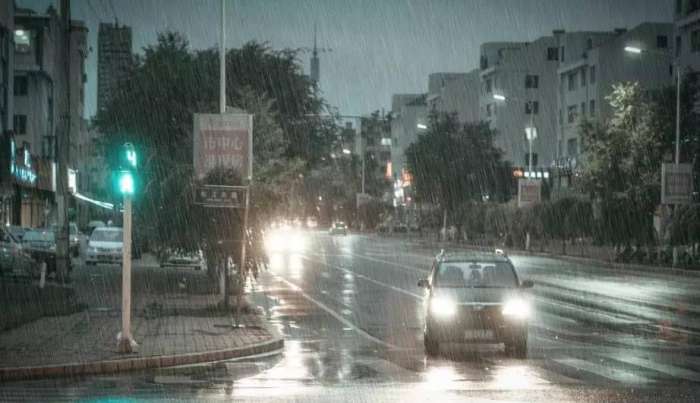 雨天開車危險系數(shù)大, 一定要牢記這幾個“保命技巧”!