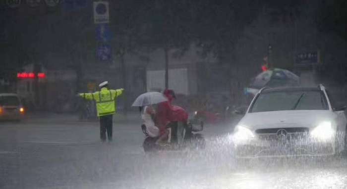 雨天開車危險系數(shù)大, 一定要牢記這幾個“保命技巧”!