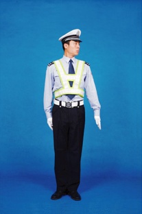 左轉彎待轉交警手勢