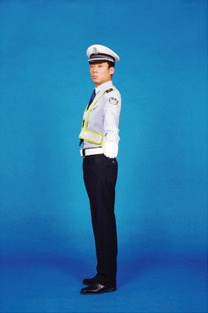 左轉彎待轉交警手勢