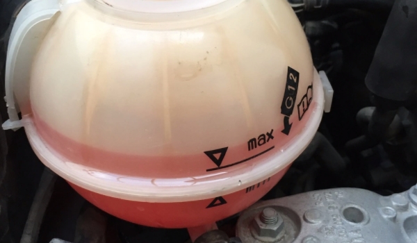 汽車防凍液的作用 防凍、防腐、防水垢、防開鍋（兩年或4萬公里）