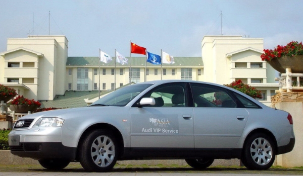 奧迪a6多少錢 2004款售價(jià)30.80萬(wàn)元（二手車售價(jià)1.80到5.80萬(wàn)）