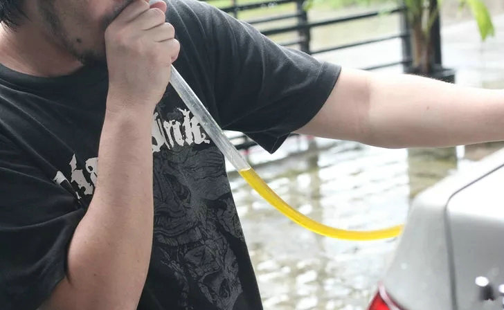 汽車油箱的油怎么抽出來(lái)