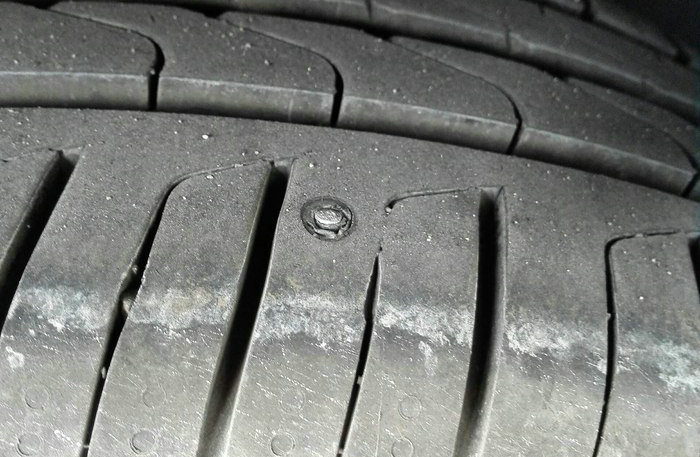 車(chē)輪胎扎了一顆螺絲釘怎么辦