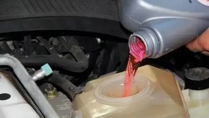 發動機水箱漏水怎么修