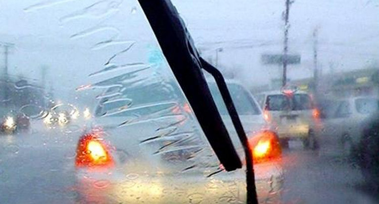 汽車(chē)玻璃一邊起霧一邊不起霧怎么回事