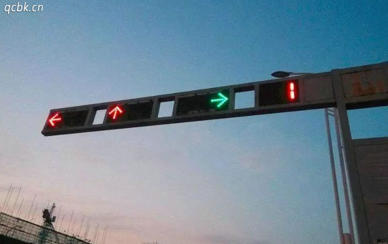 車輛右轉(zhuǎn)彎受紅燈限制嗎