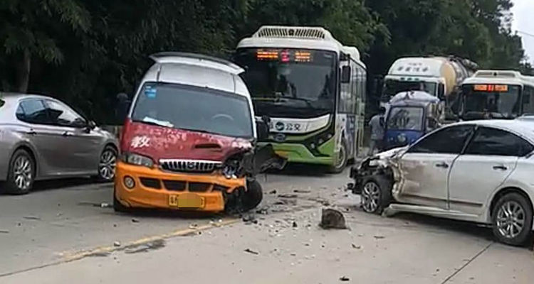 駕校練車(chē)學(xué)員把車(chē)撞壞了誰(shuí)來(lái)賠償