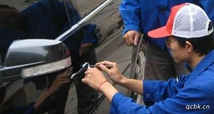 如何取出鎖在車里的鑰匙