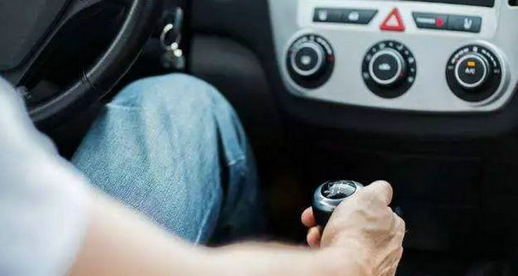 新手開手動(dòng)擋汽車的起步教程