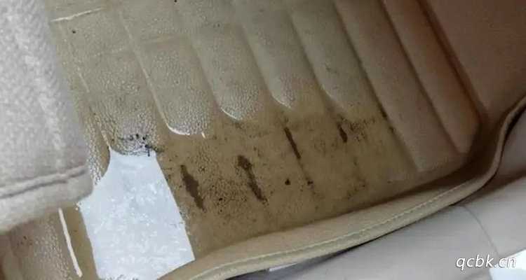 車內腳墊下進水什么原因