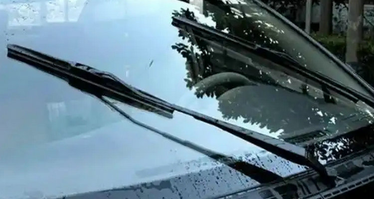 夏天汽車前擋風起霧怎么消除