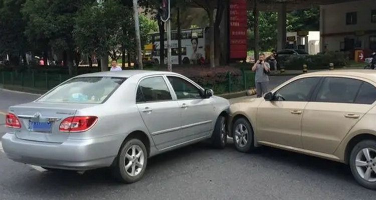 直行和右轉(zhuǎn)彎車輛碰了是誰的責任