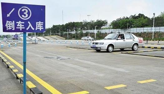科目二倒車入庫點位圖，到點就需要打方向、剎車、踩離合