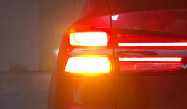 什么是高位剎車燈，分為鹵素和LED燈（常見的是鹵素燈）