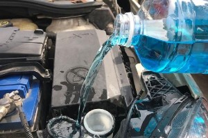 比亞迪漢玻璃水在哪個(gè)口加 位于發(fā)動機(jī)艙左下角位置