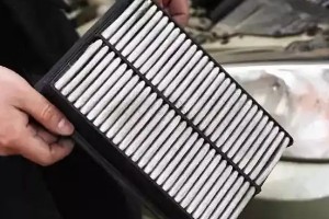 比亞迪漢空氣濾芯在哪里 位于發動機艙右上角位置