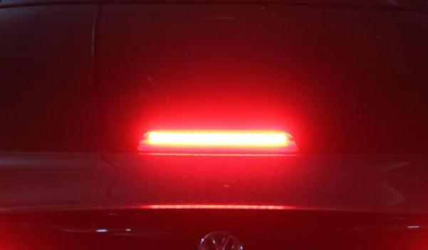 什么是高位剎車燈，分為鹵素和LED燈（常見的是鹵素燈）