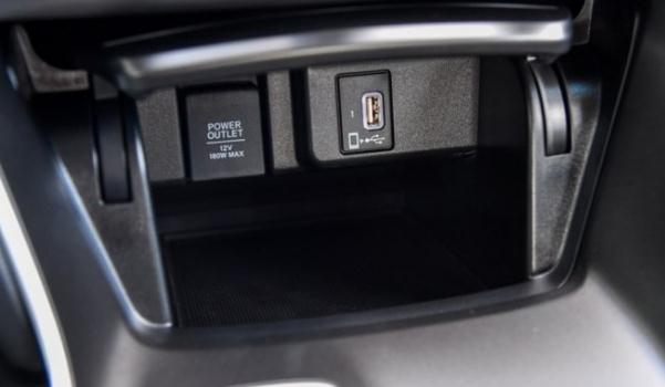 USB/Type-C接口數(shù)量，充電娛樂都滿足（USB接口很方便）