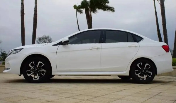 東南a5翼舞配置參數(shù) 車身長(zhǎng)達(dá)4.5米(前后獨(dú)立懸架結(jié)構(gòu))