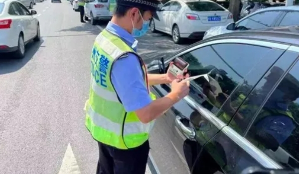 違?？鄱嗌俜至P款多少，具體看處于什么地方（市區違停只罰款200元不扣分）