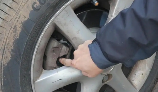 4個剎車片一般多少錢，根據車型和剎車片材料定價（一般一到三百之間）