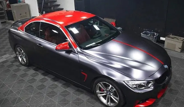 汽車貼膜多少錢，價格最低幾百元左右（不過材料劣質(zhì)）