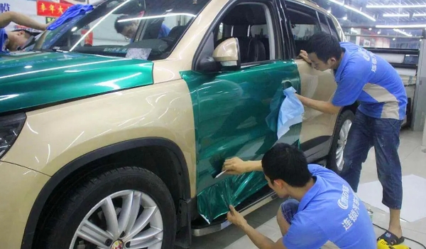 汽車貼膜多少錢，價格最低幾百元左右（不過材料劣質(zhì)）