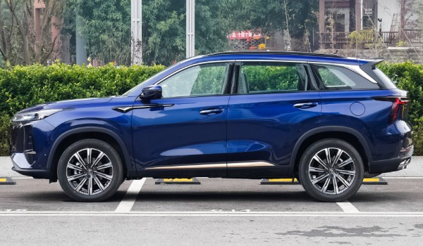 長安cs75plus藍鯨版2022款參數 搭載2.0T發動機(車身長達4.7米)