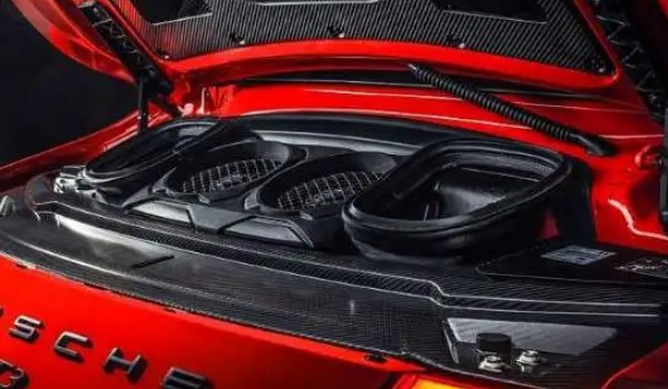 保時捷911的發動機是幾缸的 3.7T六缸發動機(可輸出650匹馬力)