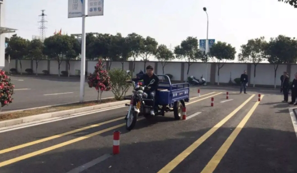 已經有c1證了怎么考摩托車 直接到當地駕校報名考取（二項合一）