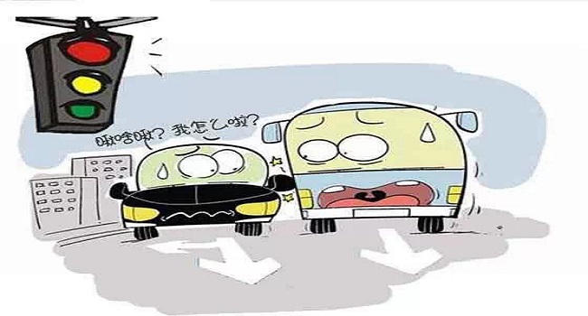 轉(zhuǎn)彎過了一半車身與直行相撞，轉(zhuǎn)彎車優(yōu)先讓直行車