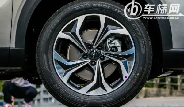 哈弗初戀輪胎尺寸大小 輪胎型號225/55 r18(胎壓標(biāo)準(zhǔn)2.3-2.5bar)