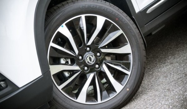 風行t5輪胎輪轂規格多少 輪胎型號215/55 r18(胎壓標準2.3-2.5bar)