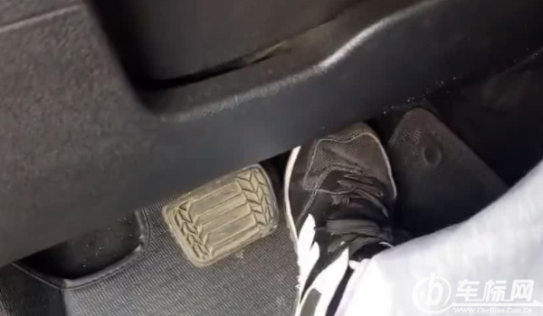 自動擋的剎車太靈敏了怎么辦 根據路況適當踩剎車（調整剎車）