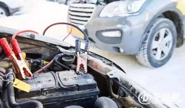 電瓶沒(méi)電了怎么應(yīng)急啟動(dòng)車輛 使用備用電瓶啟動(dòng)車輛
