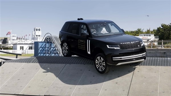 思路對了！純電路虎攬勝實車公布：和燃油版看不出什么區(qū)別