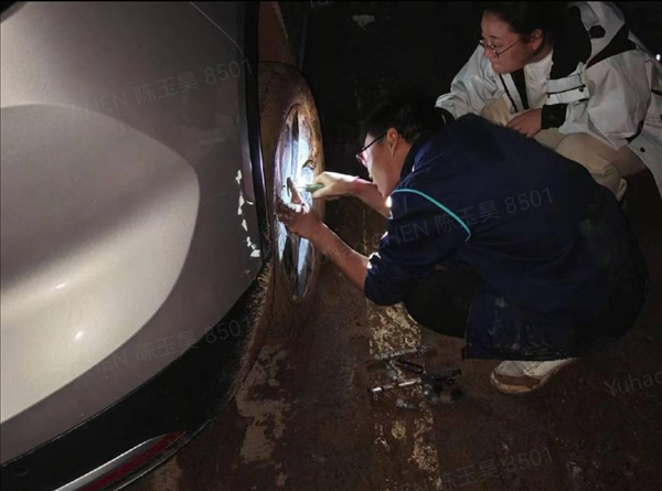 車主山區駕駛遭遇泥石流 蔚來服務一天一夜緊急施救