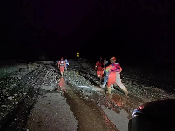車主山區駕駛遭遇泥石流 蔚來服務一天一夜緊急施救