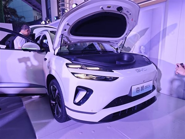 滿油滿電續航超1600km 比亞迪全新海獅06上市：13.98萬起