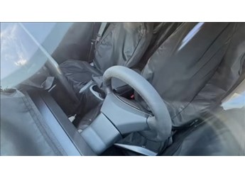 特斯拉新車型內(nèi)飾首曝：取消玻璃天幕+后排屏 封面圖