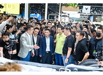 車展兩大頂流雷軍、周鴻祎共同助陣，高性能純電轎車阿爾法S5北京車展引圍觀