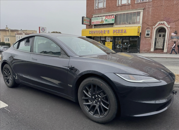 特斯拉Robotaxi發布在即！Model 3測試車曝光：全身布滿攝像頭